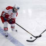 Noah Fuss (HC Viège) se dispute le puck avec Philip-Michal Devos (HC Ajoie) lors de l'acte 1 du barrage de promotion/relégation